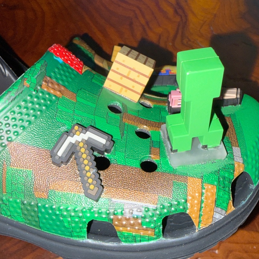 Kids C12 Minecraft CROCS - Picture 3 of 6
